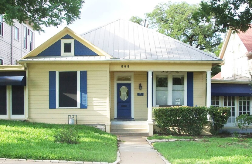 Photo of property 606 W 12th St