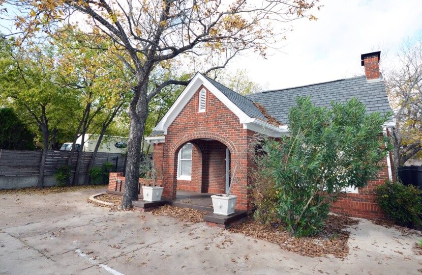 Photo of property 2216 College Ave