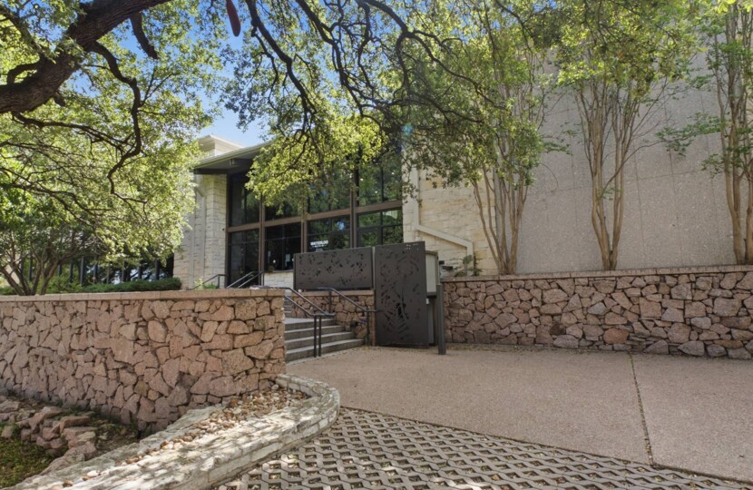 Photo of property 8309 N IH-35 Sublease